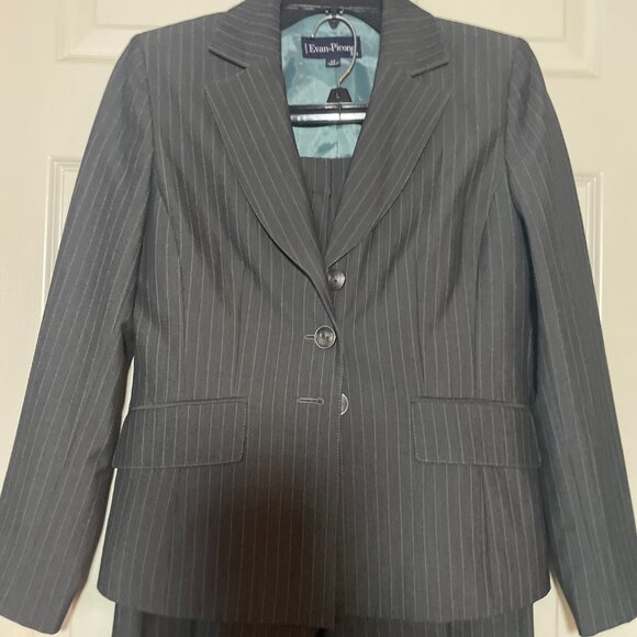 Evan Picone Women 2 Piece Grey & Blue pinstriped Suit - Picture 4 of 6